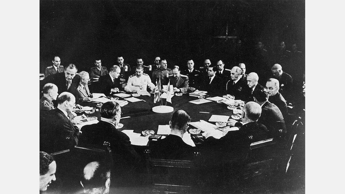 Potsdamer Konferenz, Juli/August 1945: In Potsdam beschließen die Alliierten Sowjetunion, Großbritannien und USA die Zwangsausweisung (Vertreibung) der Deutschen aus Polen, der Tschechoslowakei und Ungarn.