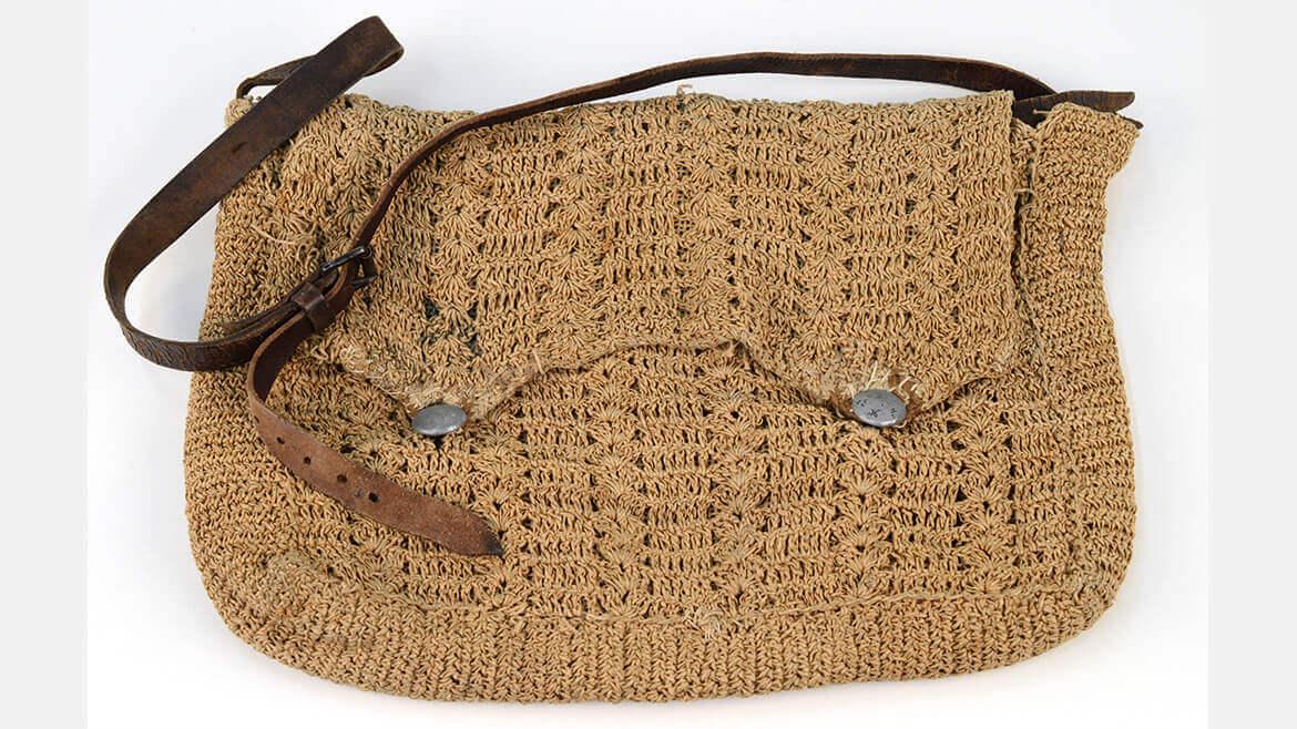 Tasche gefertigt aus alten Kartoffelsäcken, 1945/49: Friedegard Lyck flieht 1945 als Kind mit ihrer Familie aus Ostpreußen. Ihre Mutter fertigt für sie diese Tasche aus aufgedröselten Kartoffelsäcken an. Die Knöpfe stammen von einer alten Militäruniform.
