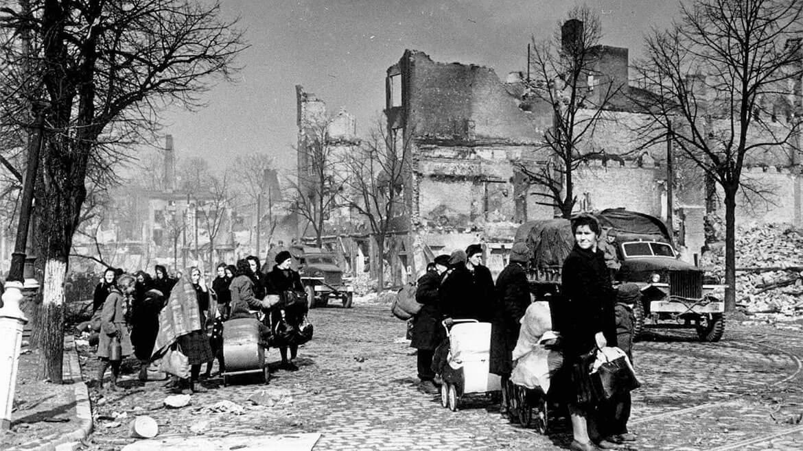 Flucht aus Danzig, April 1945: Im März 1945 wurde die alte Hansestadt von der Roten Armee eingenommen. Das Foto eines sowjetischen Korrespondenten dokumentiert deutsche Frauen und Kinder in den Ruinen von Danzig auf der Suche nach einem Notquartier. Die meisten Einwohner waren in den Tagen und Wochen zuvor nach Westen geflüchtet. Die verbliebene deutsche Bevölkerung wurde nach Kriegsende vertrieben.