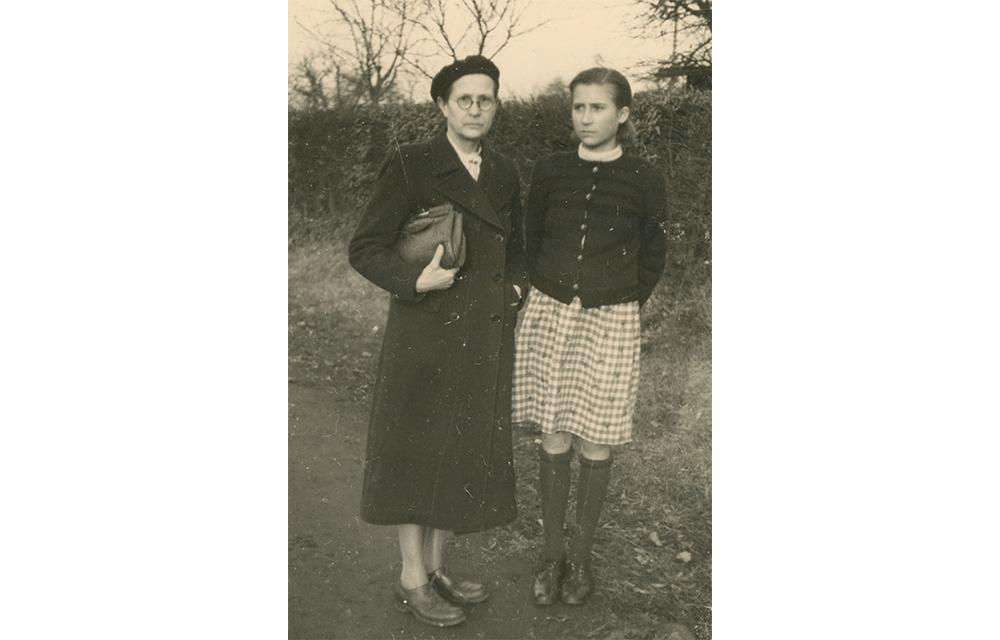 Foto von Mutter Christa (links) und ihrer Tochter Heidi (rechts) aus dem Jahr 1948. Der Vater starb am 2. Mai 1945 nach einem Luftangriff auf Berlin.