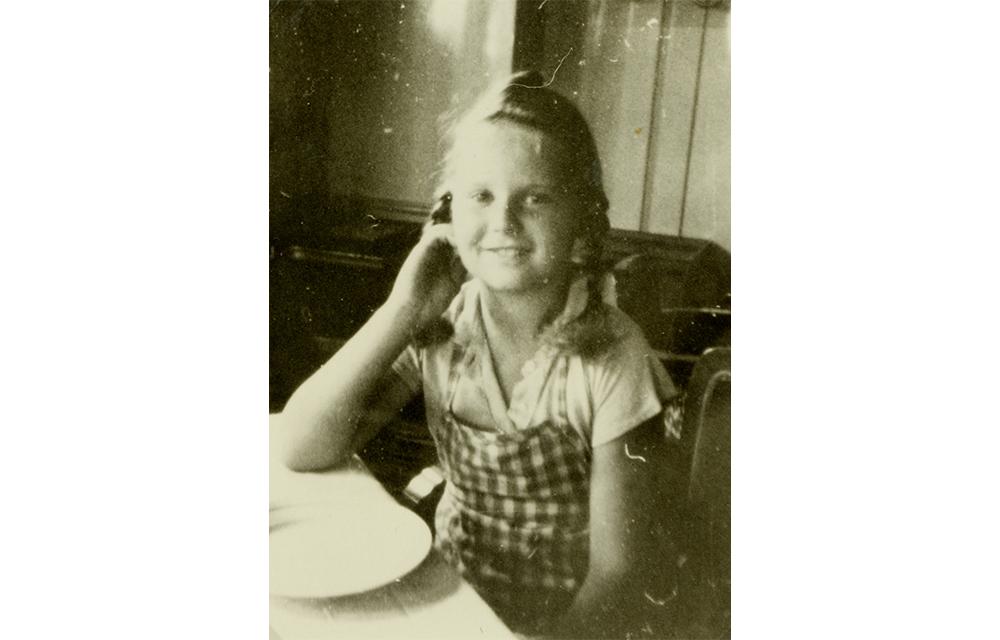 Astrid Paetsch fuhr im Alter von neun Jahren mit dem Frachtschiff Robert Möhring von Riga, wo sie seit 1941 wegen der Arbeit des Vaters lebte, nach Danzig. Im Anschluss flohen sie mit ihrer Mutter und ihrer Schwester zurück in ihre Heimat nach Fraustadt.