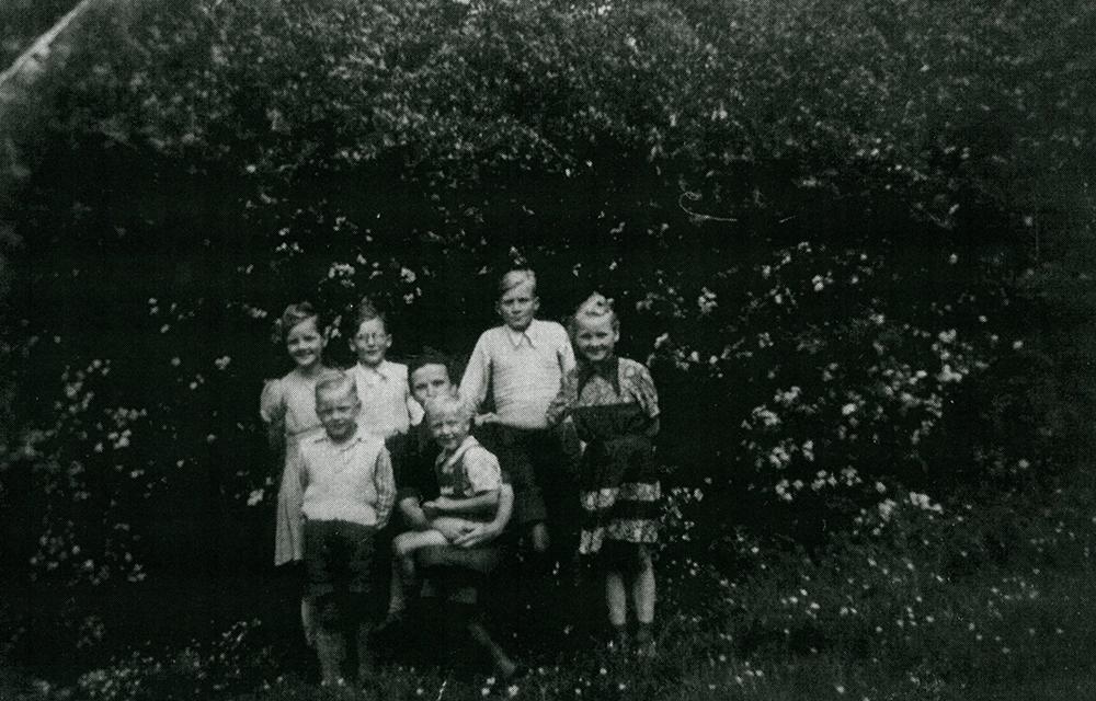 Max Petereit stirbt am 27. Februar 1946 in Geesthacht ohne seine Familie, die inzwischen auch im Nordwesten Deutschlands lebt, wiederzusehen, da der Briefkontakt schon im Januar abbrach. Thea wurde hier gemeinsam mit ihren Kindern in Niedersachsen um das Jahr 1948 fotografiert.