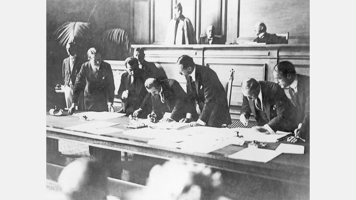 Lausanne, 1923: Der internationale Vertrag von Lausanne legitimierte 1923 ethnisch motivierte Vertreibungen. Griechen und Türken, die von den Balkankriegen 1912/13 bis zum griechisch-türkischen Krieg 1919‒22 ihre Heimat verloren hatten, wurde das Rückkehrrecht verweigert. Der Vertrag wurde am 24. Juli 1923 von den Außenministern von Großbritannien, Frankreich, Italien, Rumänien, dem Königreich der Serben, Kroaten und Slowenen, Griechenland und der Türkei unterzeichnet.