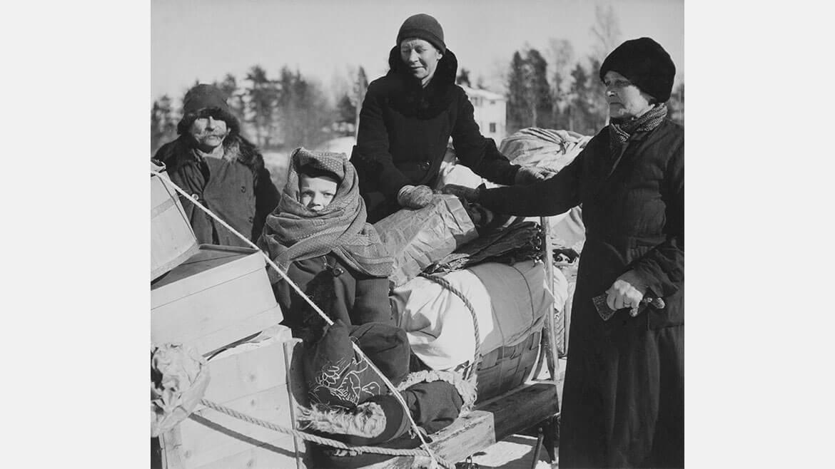 Karelische Flüchtlinge, 1940: Das beiderseits der finnisch-sowjetischen Grenze gelegene Karelien war im Zweiten Weltkrieg ein umkämpftes Gebiet. Während des von Stalin begonnenen Winterkrieges 1939/40 wurden rund 420.000 finnische Karelier evakuiert. 1941 kehrte ein Teil zurück, 1944 zwang eine Offensive der Sowjetunion abermals Hunderttausende Karelier zur diesmal endgültigen Flucht. Karelien wurde überwiegend der Sowjetunion zugeschlagen.