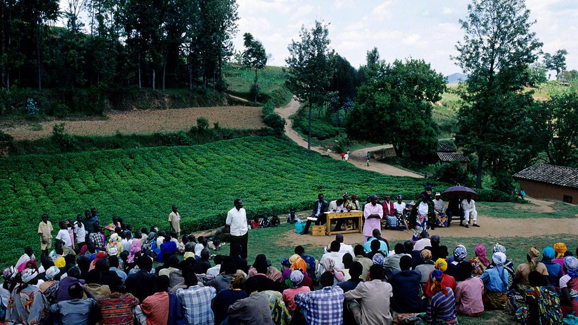 Gacaca-Gericht, Ruanda: 1994 werden in Ruanda 800.000 Menschen ermordet. Ruanda unterstützt den Internationalen Strafgerichtshof in Den Haag im Prozess zu den Kriegsverbrechen. Dafür werden traditionelle Dorfgerichte, sogenannte Gacaca-Gerichte, neu belebt. Sie untersuchen vor Ort die begangenen Verbrechen und übernehmen einen Teil der Rechtsprechung. Auch tragen sie zur Versöhnung der zerstrittenen Gesellschaft bei.