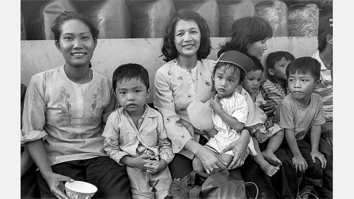 Bootsflüchtlinge auf der „Cap Anamur“, 1986: Der Vietnamkrieg endete 1975. Das siegreiche kommunistische Nordvietnam besetzt den südlichen Landesteil. Die folgende Willkürherrschaft, Umerziehungslager und der Krieg zwischen Vietnam und Kambodscha seit Ende 1978 veranlassten hunderttausende Vietnamesen zur Flucht. Etwa 250.000 Menschen verloren dabei ihr Leben, die meisten von ihnen ertranken im südchinesischen Meer. Das deutsche Schiff „Cap Anamur“ rettete zwischen 1979 und 1987 mehr als 10.000 sogenannter Boat People aus Seenot.