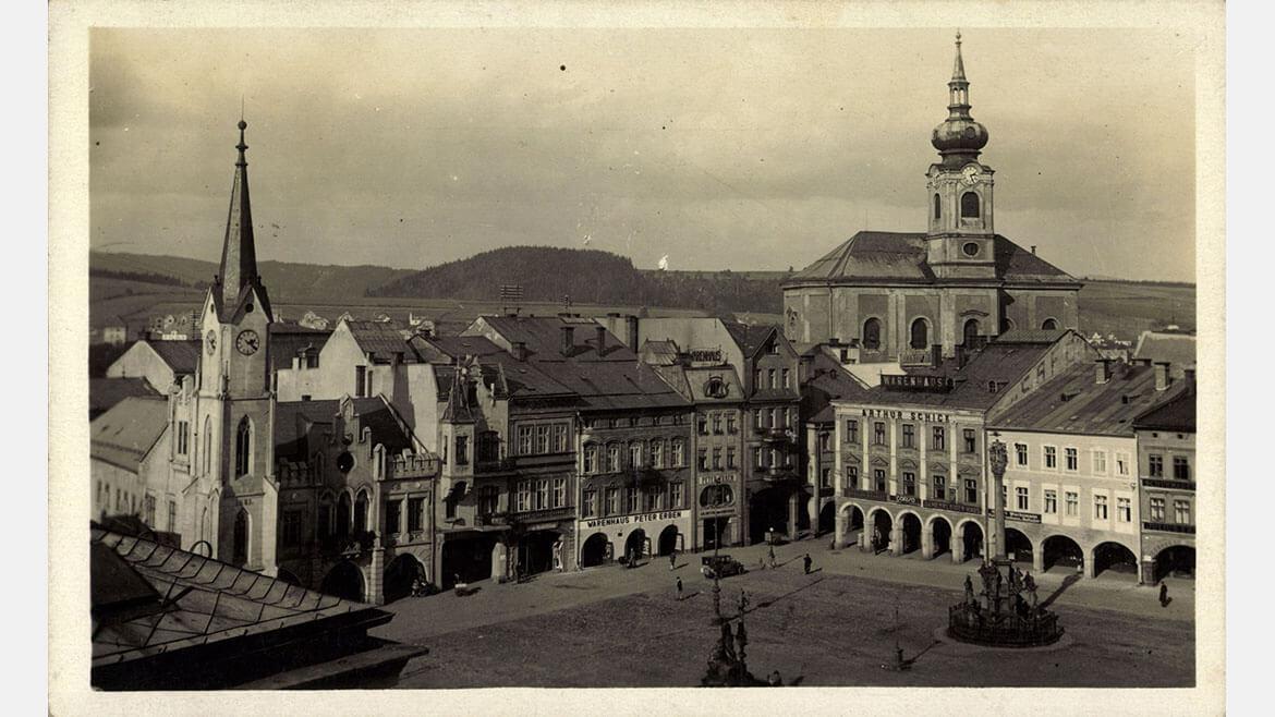Trautenau/Trutnov, um 1930: In zahlreichen heute tschechischen Städten wohnten vor 1945 mehrheitlich Deutsche, wie etwa in Trautenau im böhmischen Riesengebirge. Der Ringplatz mit den markanten Laubengängen prägt noch immer das Stadtbild.