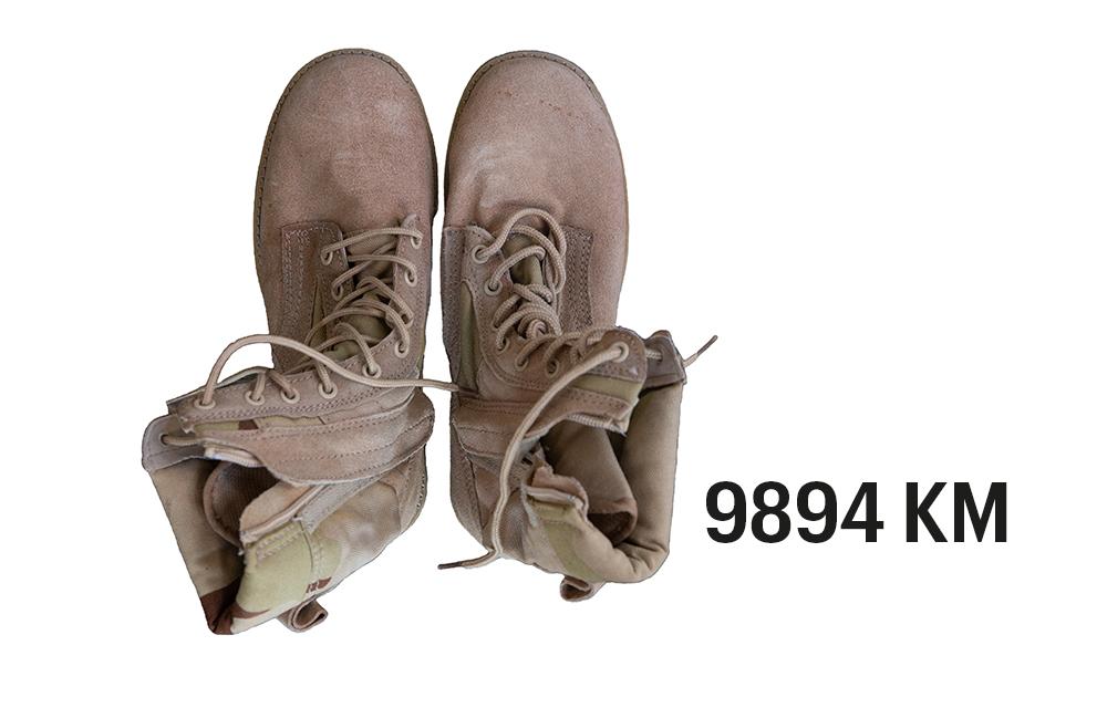 Braune Schuhe, 9894 Kilometer Fluchtroute