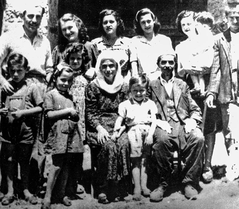 Schwarz-weiß Gruppenbild von 13 Personen