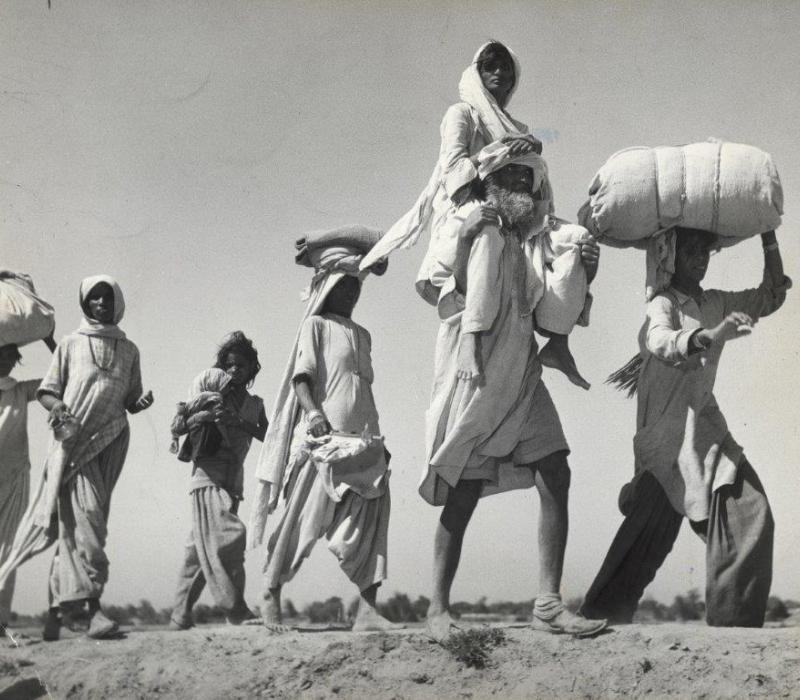 Schwarz-Weiß foto von Mneschen in einer Wüste